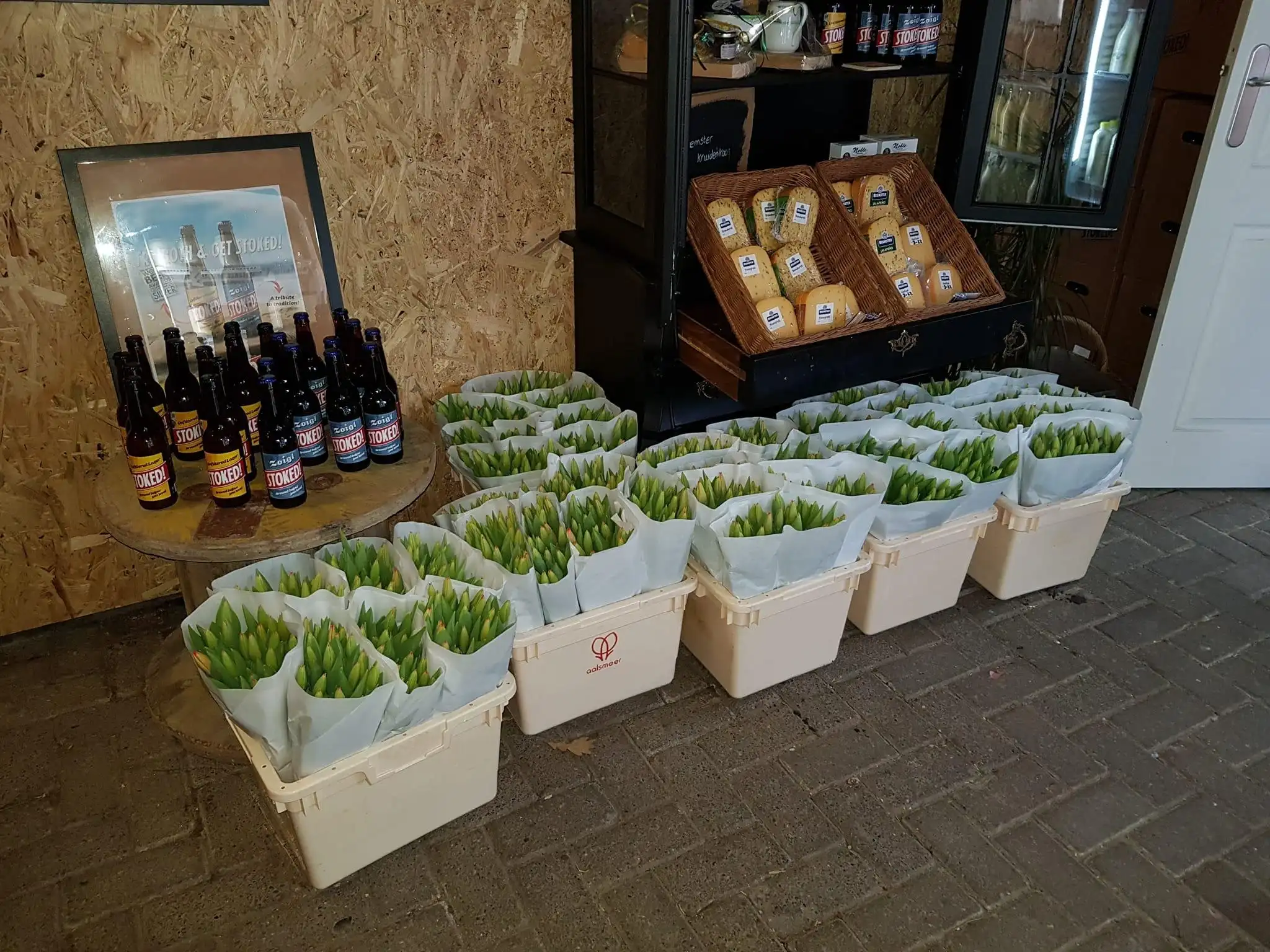 Bosjes  tulpen en kast met producten De Bergense Melk Salon